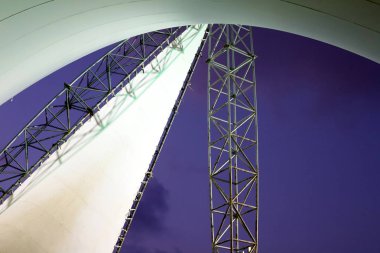 İsrail'de büyük bir şehrin sokaklarında doğa ve inşaat geometrik rakamlar 