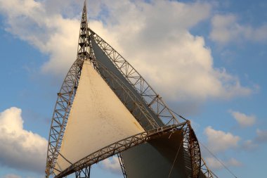 İsrail'de büyük bir şehrin sokaklarında doğa ve inşaat geometrik rakamlar 