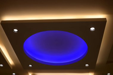 İsrail'de büyük bir şehrin sokaklarında doğa ve inşaat geometrik rakamlar 