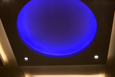 İsrail'de büyük bir şehrin sokaklarında doğa ve inşaat geometrik rakamlar 