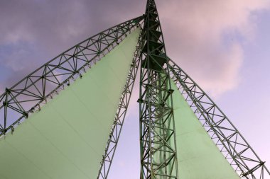 İsrail'de büyük bir şehrin sokaklarında doğa ve inşaat geometrik rakamlar 