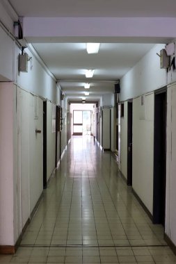 İsrail'de büyük bir şehrin sokaklarında doğa ve inşaat geometrik rakamlar 