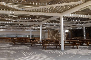 İsrail'de büyük bir şehrin sokaklarında doğa ve inşaat geometrik rakamlar 