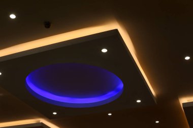 İsrail'de büyük bir şehrin sokaklarında doğa ve inşaat geometrik rakamlar 