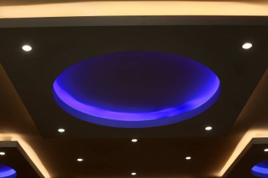 İsrail'de büyük bir şehrin sokaklarında doğa ve inşaat geometrik rakamlar 