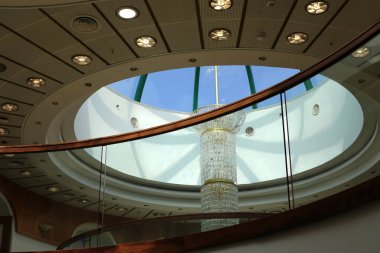 İsrail'de büyük bir şehrin sokaklarında doğa ve inşaat geometrik rakamlar 