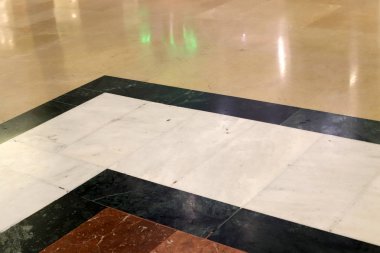 İsrail'de büyük bir şehrin sokaklarında doğa ve inşaat geometrik rakamlar 