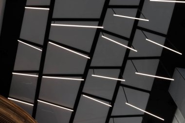 İsrail'de büyük bir şehrin sokaklarında doğa ve inşaat geometrik rakamlar 