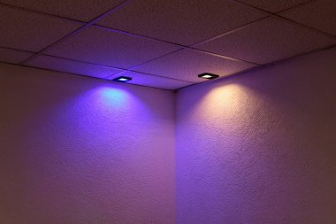 İsrail'de büyük bir şehrin sokaklarında doğa ve inşaat geometrik rakamlar 