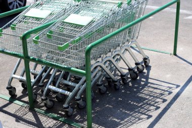 Tekerlek, bir eksen üzerinde serbestçe dönen ve üzerine yerleştirilen gövdenin dönmesini sağlayan bir disktir. 