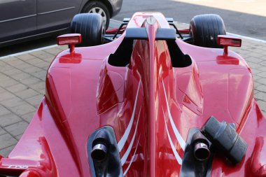 Tekerlek, bir eksen üzerinde serbestçe dönen ve üzerine yerleştirilen gövdenin dönmesini sağlayan bir disktir. 