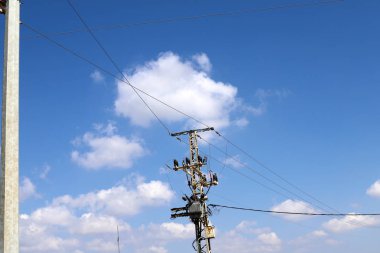 İsrail'in kuzeyinde akım taşıyan elektrik direği ve teller 