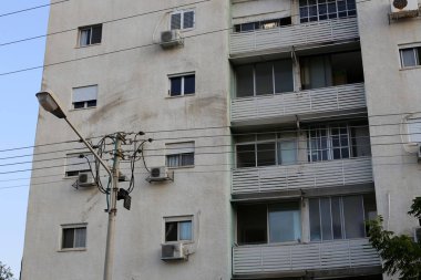 İsrail'in kuzeyinde akım taşıyan elektrik direği ve teller 