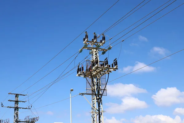 イスラエル北部の電流を運ぶ電柱と電線 — ストック写真