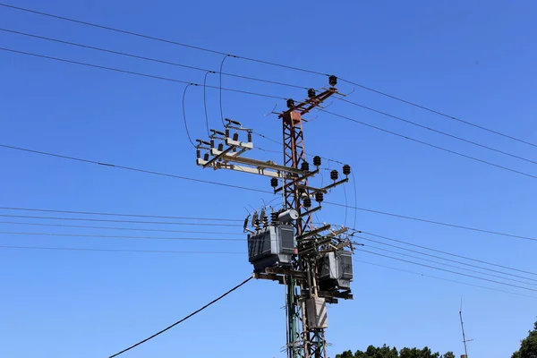 イスラエル北部の電流を運ぶ電柱と電線 — ストック写真