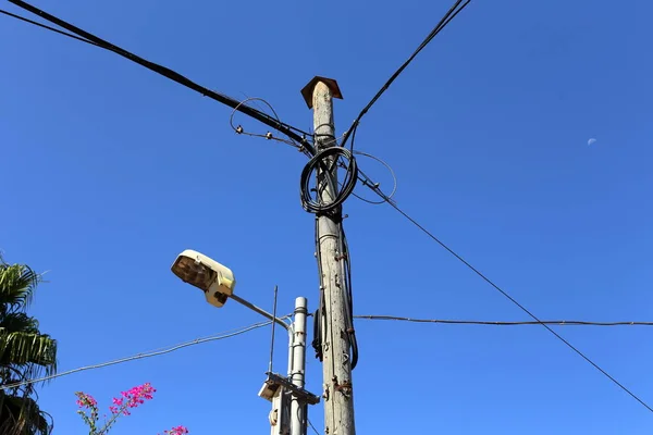 Srail Kuzeyinde Akım Taşıyan Elektrik Direği Teller — Stok fotoğraf