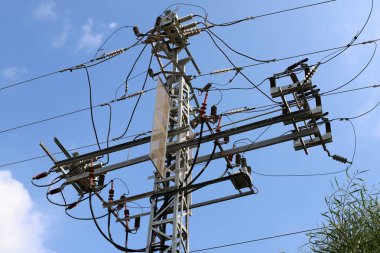 İsrail'in kuzeyinde akım taşıyan elektrik direği ve teller 