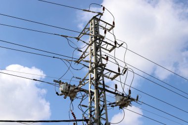 İsrail'in kuzeyinde akım taşıyan elektrik direği ve teller 