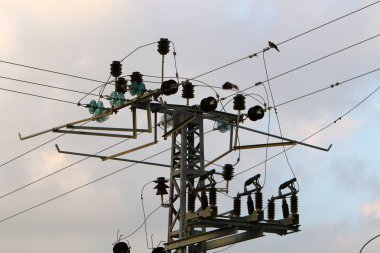 İsrail'in kuzeyinde akım taşıyan elektrik direği ve teller 