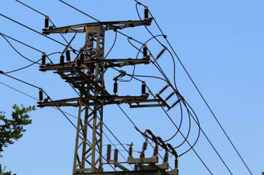 İsrail'in kuzeyinde akım taşıyan elektrik direği ve teller 