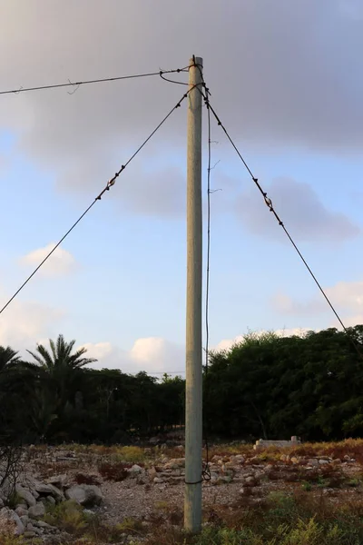 Srail Kuzeyinde Akım Taşıyan Elektrik Direği Teller — Stok fotoğraf