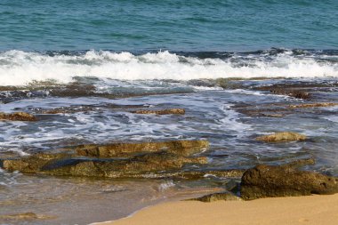İsrail'in kuzeyinde Akdeniz'in kumlu kıyıları 