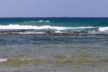 İsrail'in kuzeyinde Akdeniz'in kumlu kıyıları 