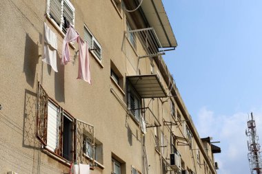 Pencere - duvarda bir diyafram, odaya ışık girişi ve havalandırma için kullanılan. 
