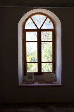Pencere - duvarda bir diyafram, odaya ışık girişi ve havalandırma için kullanılan. 