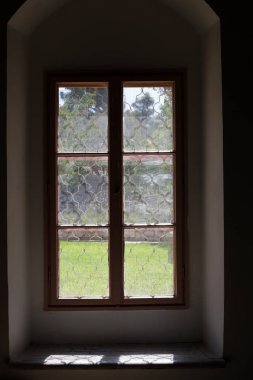 Pencere - duvarda bir diyafram, odaya ışık girişi ve havalandırma için kullanılan. 