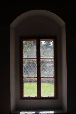 Pencere - duvarda bir diyafram, odaya ışık girişi ve havalandırma için kullanılan. 