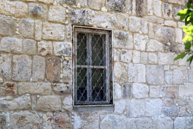 Pencere - duvarda bir diyafram, odaya ışık girişi ve havalandırma için kullanılan. 