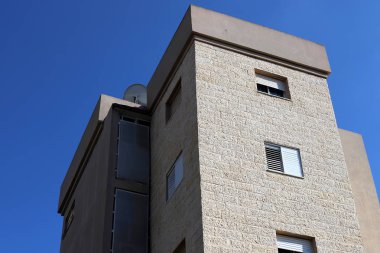 Pencere - duvarda bir diyafram, odaya ışık girişi ve havalandırma için kullanılan. 