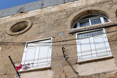 Pencere - duvarda bir diyafram, odaya ışık girişi ve havalandırma için kullanılan. 