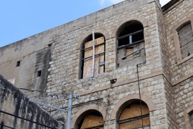 Pencere - duvarda bir diyafram, odaya ışık girişi ve havalandırma için kullanılan. 