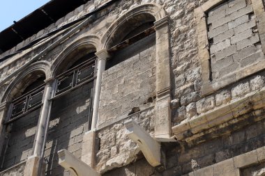 Pencere - duvarda bir diyafram, odaya ışık girişi ve havalandırma için kullanılan. 