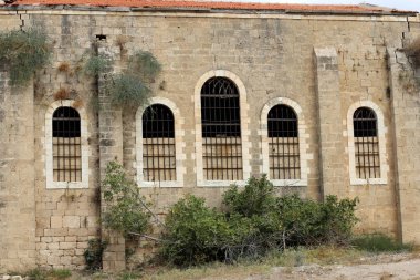 Pencere - duvarda bir diyafram, odaya ışık girişi ve havalandırma için kullanılan. 