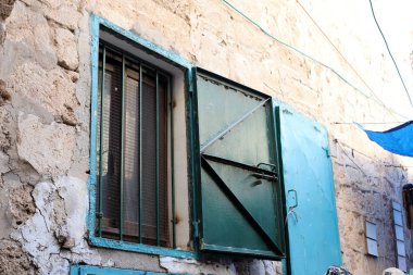 Pencere - duvarda bir diyafram, odaya ışık girişi ve havalandırma için kullanılan. 