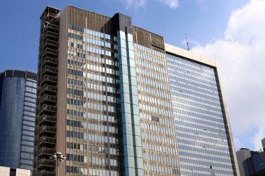 Pencere - duvarda bir diyafram, odaya ışık girişi ve havalandırma için kullanılan. 