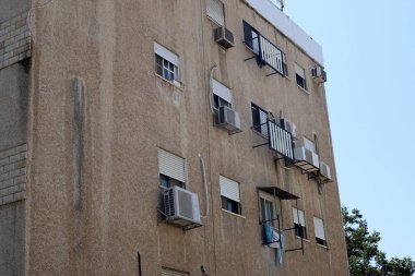 Pencere - duvarda bir diyafram, odaya ışık girişi ve havalandırma için kullanılan. 