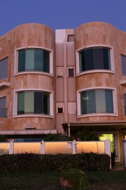 Pencere - duvarda bir diyafram, odaya ışık girişi ve havalandırma için kullanılan. 