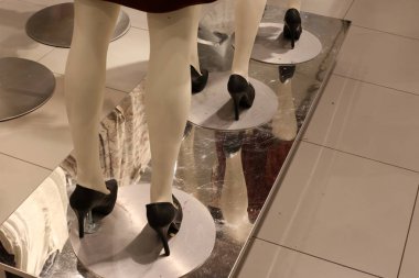 manken İsrail'de büyük bir mağaza duruyor 