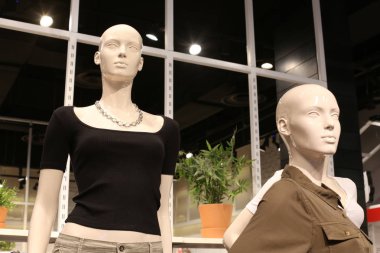 manken İsrail'de büyük bir mağaza duruyor 