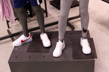 manken İsrail'de büyük bir mağaza duruyor 