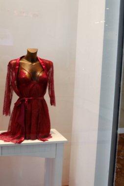 manken İsrail'de büyük bir mağaza duruyor 