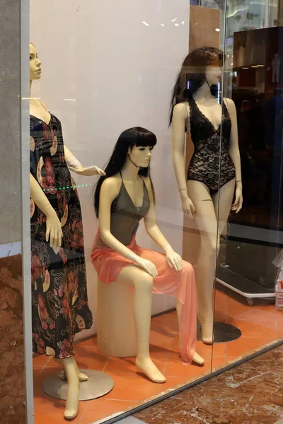 人体模特站在以色列的一家大型商店里 — 图库照片