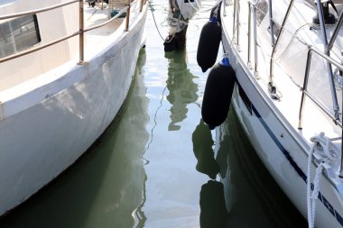 Rıhtım - bir gemi veya tekne demirleme için kıyıya yakın bir yer 