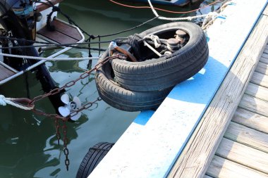 Rıhtım - bir gemi veya tekne demirleme için kıyıya yakın bir yer 