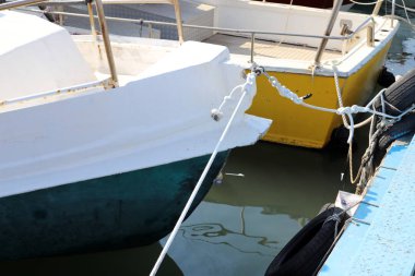 Rıhtım - bir gemi veya tekne demirleme için kıyıya yakın bir yer 