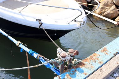 Rıhtım - bir gemi veya tekne demirleme için kıyıya yakın bir yer 
